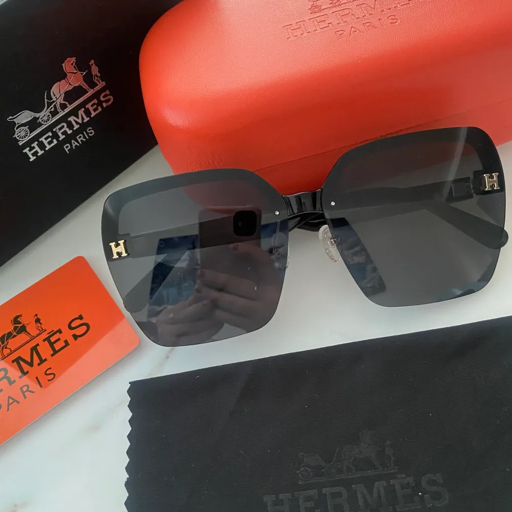 Hermes inspirerade solglasögon, i en väldig chic modell. Allt på bilden ingår! Skriv för fler bilder😄. Accessoarer.