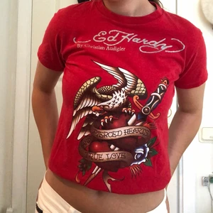 Ed hardy - Ascool röd ed hardy t-shirt! Står storlek S i men kan mkt väl va typ en barnmodell, eller så är den menad att sitta tightare! Skriv privat för mer bilder eller frågor och jag kan mötas i Umeå elr frakta för 45kr. 😁