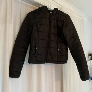 Höstjacka  - Säljer denna tunna dunjacka från Vero Moda. Perfekt till hösten! 😍 Jackan är i storlek XS men passar också S. Säljer den för 50kr + frakt 