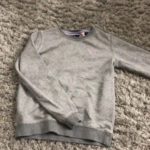  Gant tröja  - En långärmad gantröja, använd ganska många gånger men den är fortfarande SUPER bra skick! Ni kommer inte att ångra er. Storleken står på sista bilden🦖