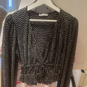 Topp från zara  - Superfin topp från zara med ganska djup urringning. 