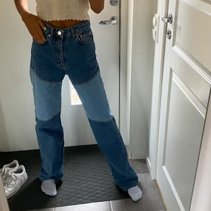 Jeans - INTRESSEKOLL på mina asballa byxor som är i en extra lång modell. På mig som är 172 cm lång går de över skorna. Använd endast 1-2 gånger. Köparen står för frakten!💕💕