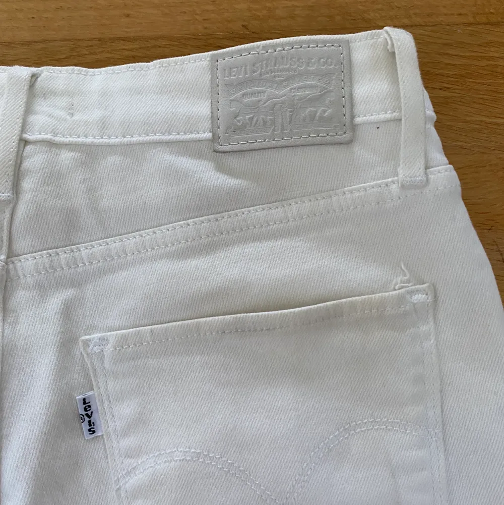 Vita jeans som aldrig är använda och i nyskick! Väldigt stretchiga och supersköna. Skulle även passa större storlekar! :). Jeans & Byxor.