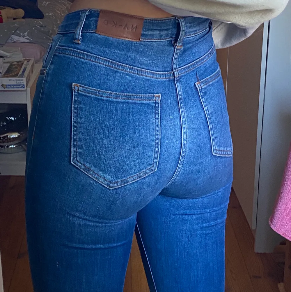 Superfina jeans från NA-KD, i bra skick. Väldigt stretchiga och högmidjade, passar 36 och uppåt💕. Jeans & Byxor.