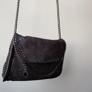 Stella McCartney liknande väska - Intressekoll på denna skitsnygga Stella McCartney liknande väskan💕 Ser precis ut som ny äkta McCartney!  Säljer bara för bra pris så buda i chatten under annonsen💕                    ‼️Budgivningen började på 300kr men jag startade om den nu igen på 800kr då jag fått så många bud och hon som van inte vill köpa‼️