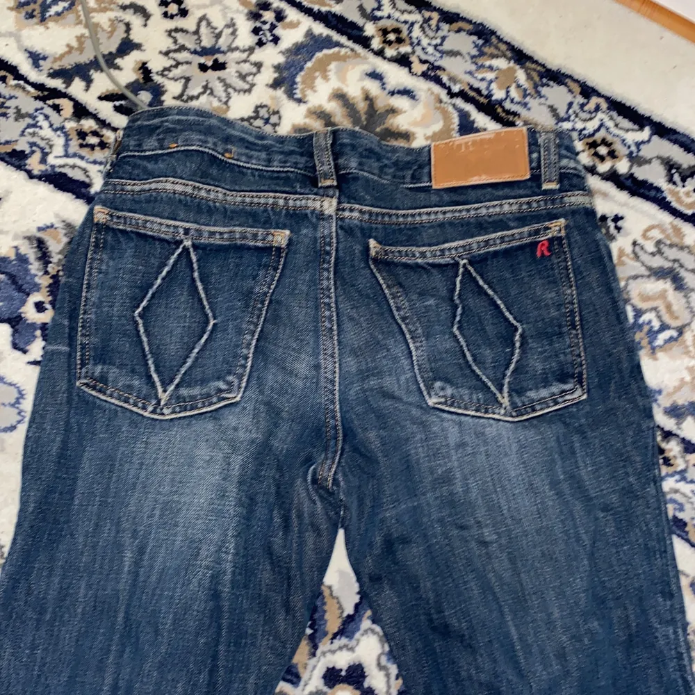 Lågmidjade Bootcut jeans ifrån replay står ingen storlek men skulle säga att dom sitter som en XS/34 möjligtvis en liten S. Jeans & Byxor.