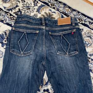 Lågmidjade Bootcut jeans ifrån replay står ingen storlek men skulle säga att dom sitter som en XS/34 möjligtvis en liten S