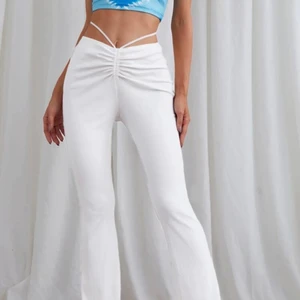 Populära vita byxor  - Säljer mina byxor som ursprungligen är från Shein (se bild ovan, har ingen egen men kan fixa). Dessa var fel storlek för mig men är utöver det såå snygga! Helt oanvända, lappen kvar! 🤍💗👖