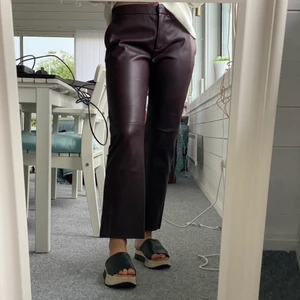 WERA skinnbyxor - Säljer dessa ursnygga skinnbyxor från WERA då jag använder de för dåligt. Jättefint skick! ✨Färgen är brun/mörklila och  är raka i modellen & går precis ner till anklarna. 🤎