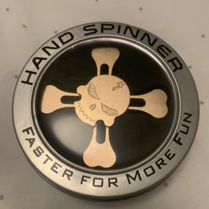 Fidget spinners 2 - Säljer 6 fidget spinners 600kr för alla och  säljer ej enskilda endast testade och i nyskick😊* FAST PRIS* du betalar för frakten☺️ fick inte plats med alla bilder i en och samma annons så kolla andra för att se dem 2 andra:)