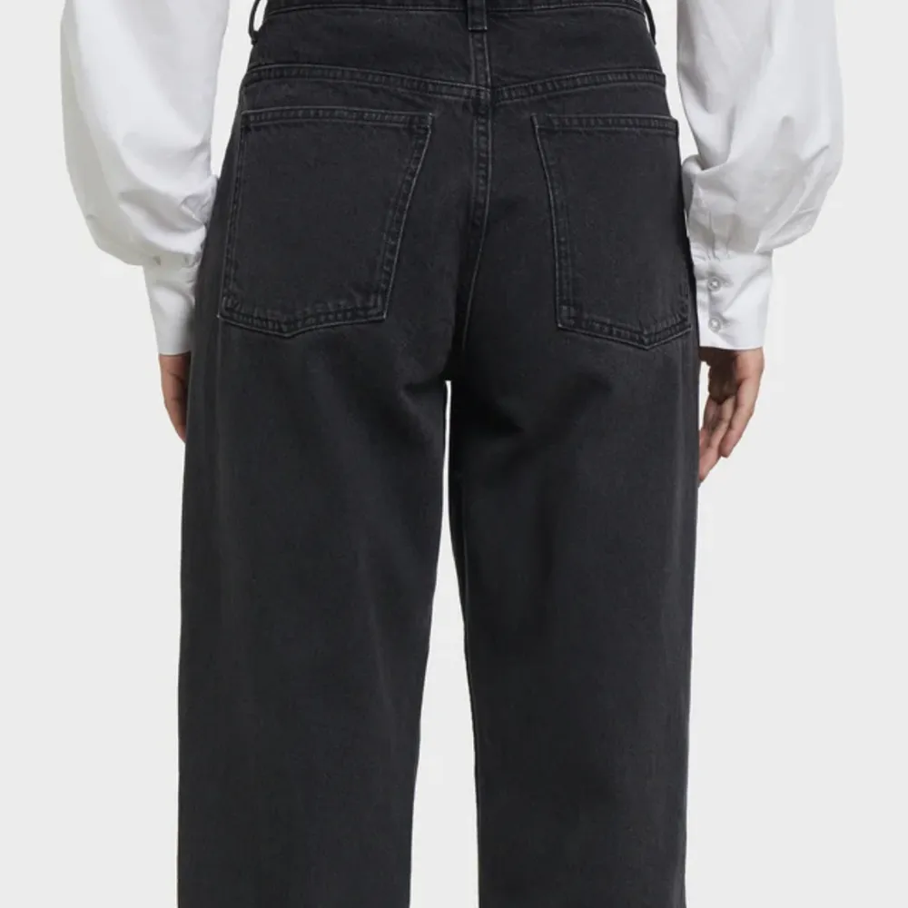 Supersköna byxor jeans från bikbok, tyvärr blivit för stora för mig! Sitter som en ungefärlig M/L || Nypris: 599:-. Jeans & Byxor.