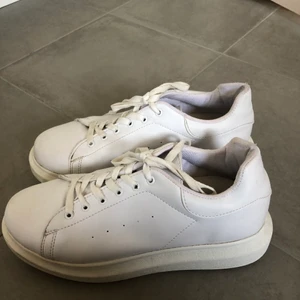 Vita sneakers NLY - Skitsnygga vita lite platform sneakers från NLY by Nelly. Säljer då de inte kommer till användning, därav endast används ett fåtal gånger. True to size