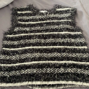 Väst zara - En väst från zara och jag skojar inte när jag säger att detta är det skönaste jag haft på mig. Denna är väldigt kort och liten i storlek därav skulle jag säga att om du är xs s passar denna i storlek M dig och om du är M kan den bli ganska liten