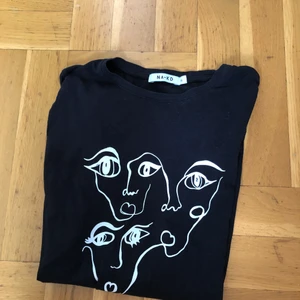 T-shirt - Svart t-shirt som är köpt av en tjej här på plick, använd av mig ca 5 ggr men ändå i väldigt bra skick! 