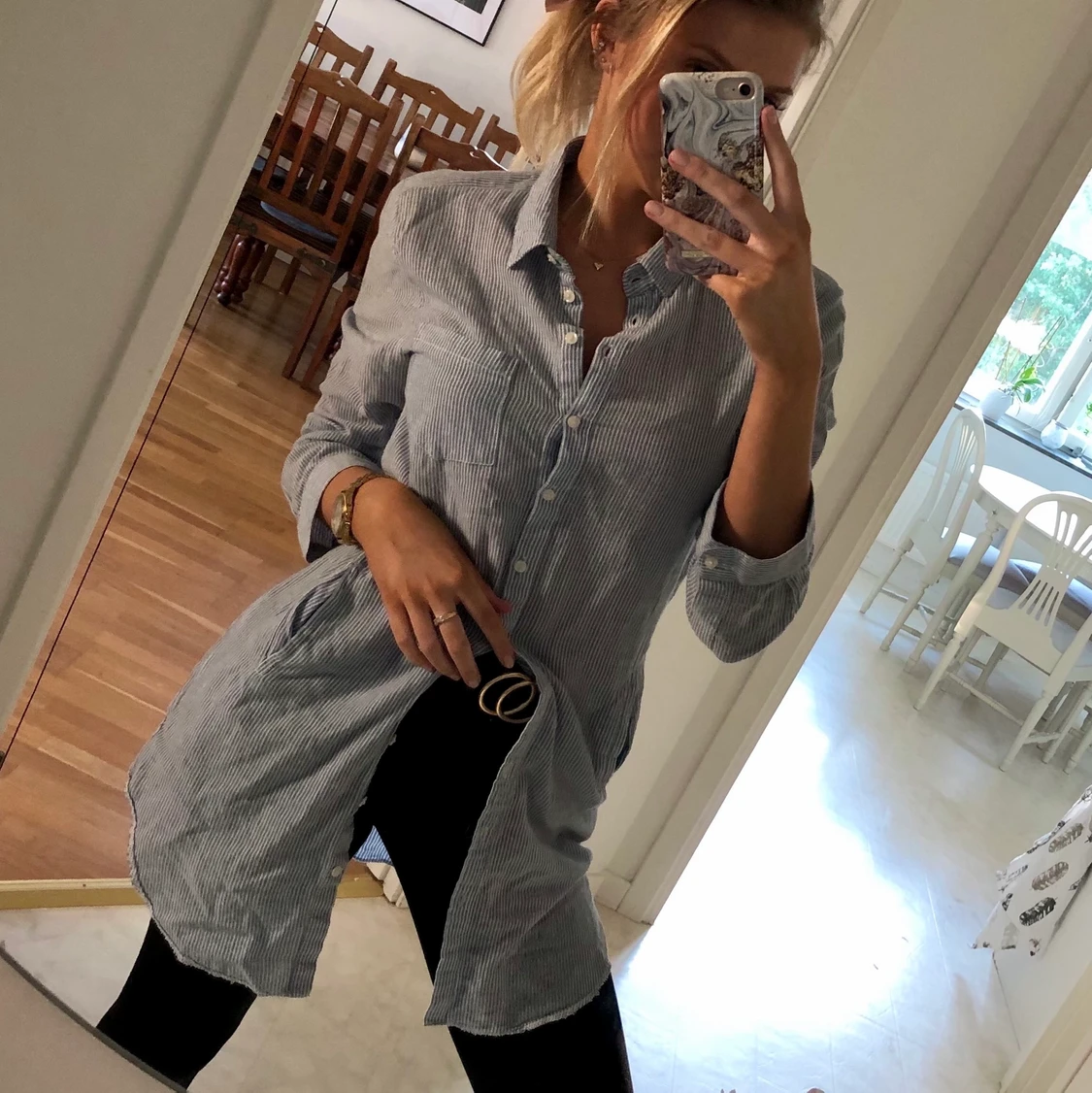 Blå-vitrandiga skjorta med fickor 