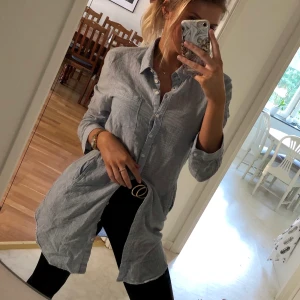 Blå-vitrandiga skjorta med fickor  - Härlig blårandig skjorta med fickor. Storlek XS. Material: 100% bomull 