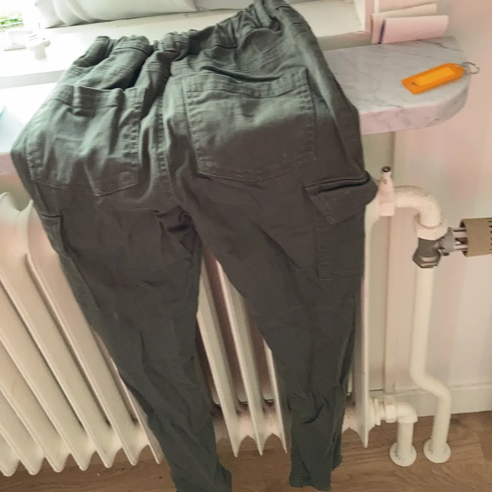  Grönare jeans från lager 157 har fickor på bena har även en liten snitt där nere och de har knäpp och fickor där framme och du kan välja storlek mellan midjan . Jeans & Byxor.