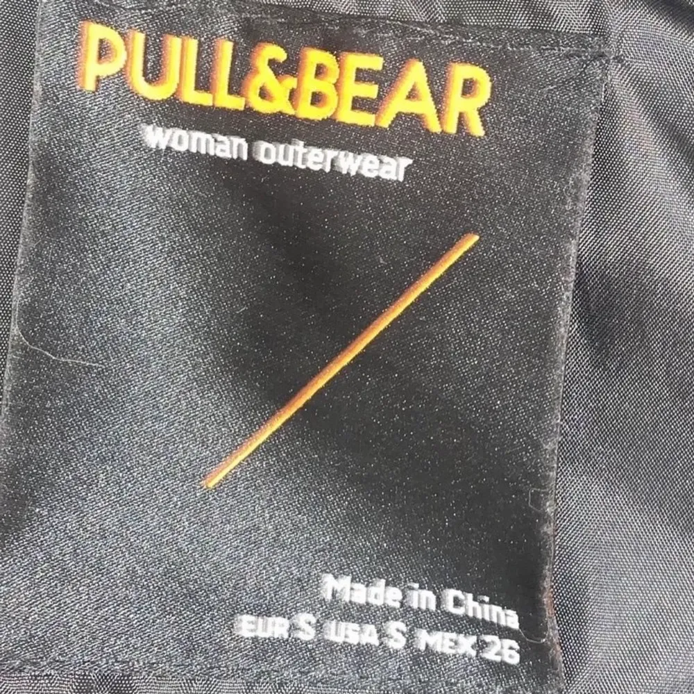 Säljer denna snygga fake-skinn jacka ifrån Pull&Bear. Den är använd ett fåtal gånger, som nyskick. Storlek S. Finns både knappar och snöre att knyta den med. Perfekta höstjackan! Fråga om de något ni undrar över.💕💕💖. Jackor.