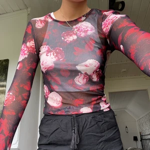 Top  - En blommig top. Endast använd en gång. Fraktar via kuvert så därav står köparen för kostanden av frimärken.