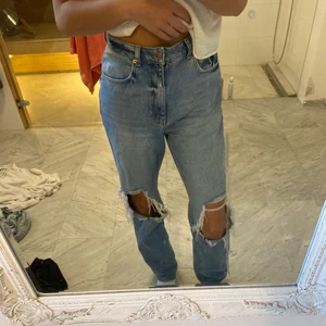 Na-kd jeans  - Jeans i från na-kod med hål i på knäna ganska långa i benen strl 36💞