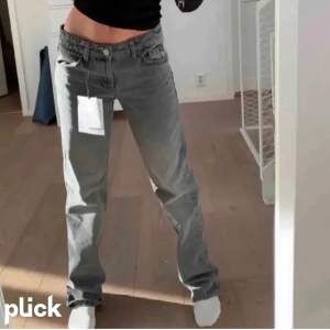 Säljer mina zara jeans som är helt slutsålda på hemsidan. (Lånade bilder) buda i kommentarerna. Budgivningen avslutas 19/8 Klockan 18:00! !! HÖGSTA BUD: 560kr !!