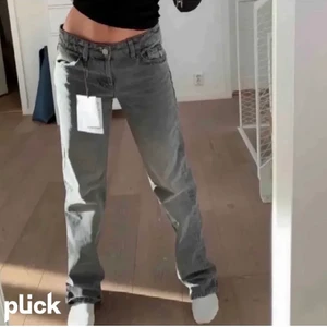 ZARA JEANS - Säljer mina zara jeans som är helt slutsålda på hemsidan. (Lånade bilder) buda i kommentarerna. Budgivningen avslutas 19/8 Klockan 18:00! !! HÖGSTA BUD: 560kr !!