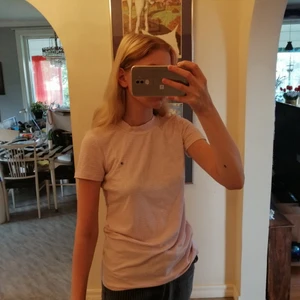 Tommy ttröja längre modell - Älskar denna tröja men passar inte min stil längre :( andra bilden visar det 3drutade mönstret o färgen bäst. Är en xs-s beroende på hur man vill ha den. Är lite längre så perfekt till den vita tenniskjolen ;') 
