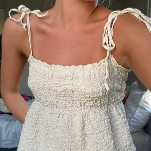 Linne - Säljer detta super trendiga linne från Zara som är helt slutsålt. Helt oanvänt! Storlek S. Om fler är intresserade skapas budgivning!!💕 köpt direkt för 300 kr