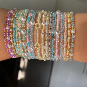 Armband  - Superfina armband gjorda av elastisk tråd och glaspärlor. Priset varierar beroende på vilket armband de e. Priserna kommer vara mella. 20-35 kr + frakt. Kollar gärna in mina andra annonser då jag säljer andra armband med ‼️‼️