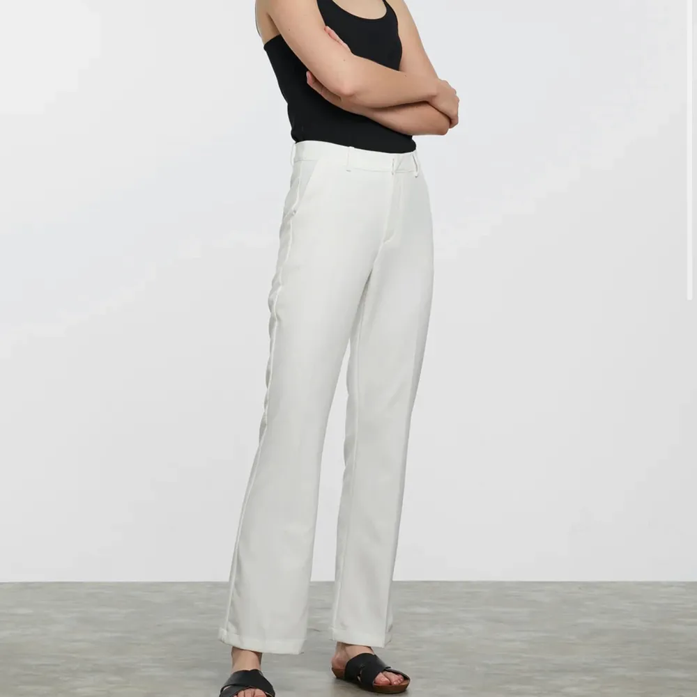Vita kostymbyxor från bikbok. Storlek 34 i modellen ”vilma” knappt använda så precis som nya!. Jeans & Byxor.
