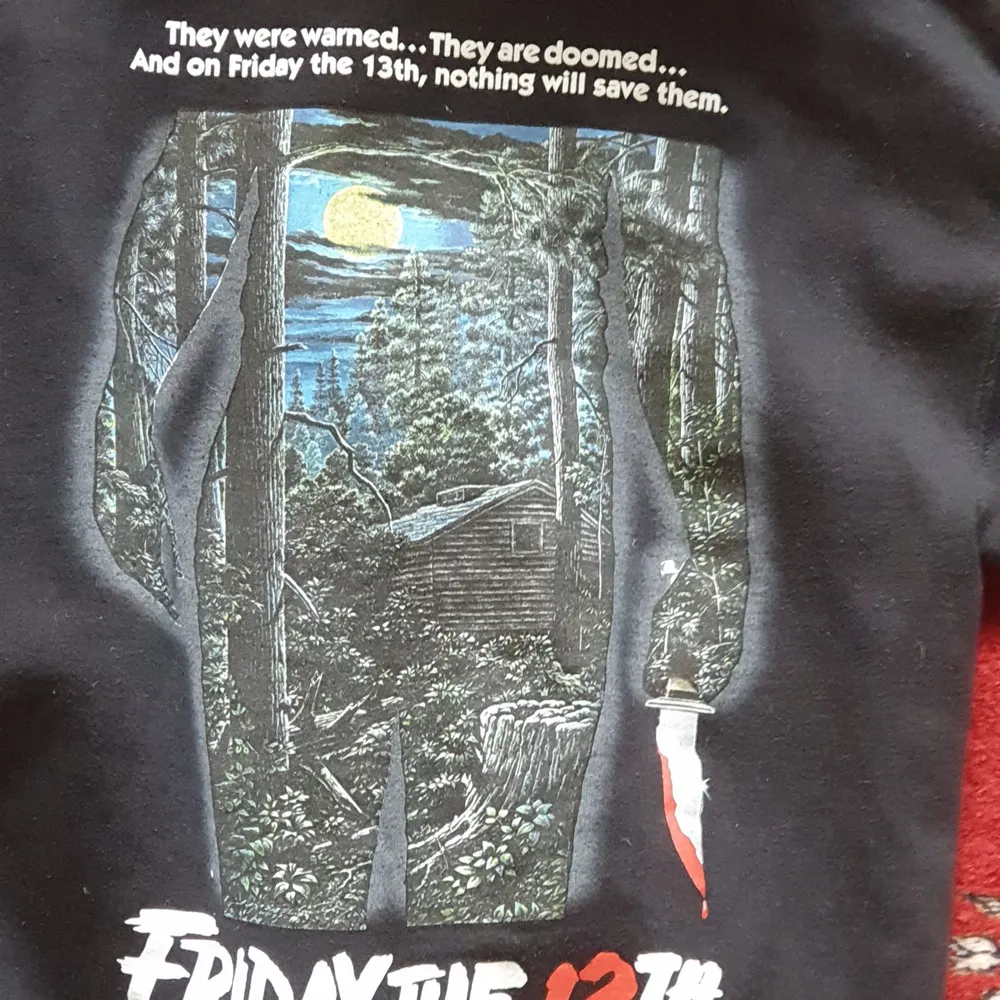 Sãljer min åkta Friday the 13th eller the hundreds hoodie tröja som är I mycket bra skick då den är användade några gånger.Tröjan är slut såld och den matcherar med allt och passar till båda kön. Finns fler bilder och bud I kommenterna omena du är seriös . Tröjor & Koftor.