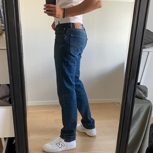 Levis 502 - Fräscha mörkblå Levis 502 i storlek W32 L34. Använda men i mycket gott skick. Nypris 1299kr. Skriv för fler bilder! Herrmodell men passar även tjejer som är ute efter en mer baggy fit 