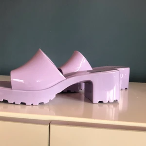 Lila platåskor - Ljuslila nästan oanvända platåskor från asos.💕🦋