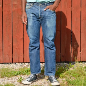 LEVI'S 501 W33 L30 [J032]  -  Levi’s 501 jeans                                                   Blue Wash, Excellent Condition, Size 33/30, Model length: 178cm, 349sek                        Measurements: Waist: 43 cm, Outseam: 98 cm, Inseam: 73 cm, Leg Opening: 20 cm               Skickas inom 24h, samfrakt är möjligt, 14 dagars retur.                                                                    Regler & villkor i våran beskrivning!                        För fler bilder eller övriga frågor, skriv gärna!