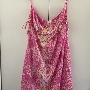 Säljer denna fina klänning från Bershka som är köpt i sommar. Helt oanvänd med prislapp på.💓
