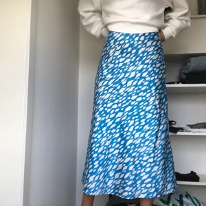 Monki kjol  - Säljer en kjol från Monki i superfint skick pga flytt, perfekt till sommaren! 🥰 har du frågor? Kontakta mig! Köparen står för frakt. Pris kan diskuteras