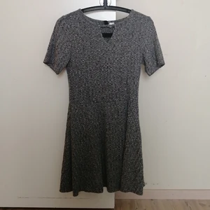En kort grå klänning  - En kort grå klänning från H&M. Klänningen är i bra skick. 