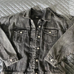 Oversized jeansjacka. - Jackan passar perfekt till hösten. Köpte den på Bikbok för ca ett halvår sen men har aldrig kommit till användning så nu säljer jag den. Storleken är XS men passar även S beroende på hur man vill att den ska sitta. Köpte den för 599kr. Skriv för fler bilder🤍