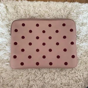 Datafodral  - Jättefint datafodral från the case factory i jättebra kvalitet! Som ny💘 nypris ung 600