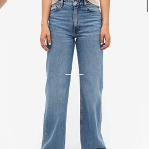 Ett par ”Yoko” jeans från Monki i stl 25 runt midjan, vilket motsvarar ca Stl 36. Jeansen är i bra skick och tvättas innan leverans om det önskas. Om du vill ha fler bilder så är det bara att skicka ett meddelande🧡