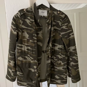 Kamouflage jacka  - INTRESSEKOLL!! En super snygg och trendig jacka i kamouflage, jackan har fyra fickor (två stycken med knäppning), jackan har även på insidan ett snöre som man kan dra åt för att få lite mer form och midja. Kontakta för fler bilder💚