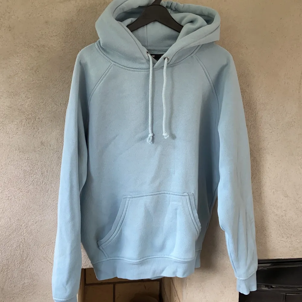 Mysig ljusblå hoodie, använd och tvättad, därav lite nopprig men i övrigt väldigt gott skick! Lite oversized i modellen. Hoodies.