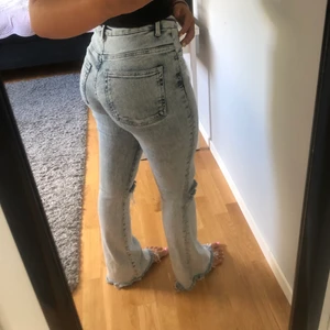 Super fina jeans 😙💞 - Jättefina jeans som sitter som sitter perfekt! Använt ett få tal gånger men tyvärr kommer dom inte till användning… så skrev gärna om du är intresserad💘 