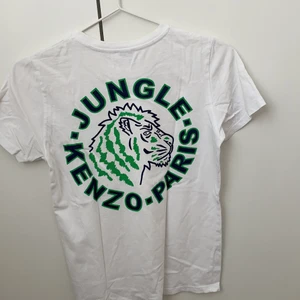 Kenzo - Super snygg och cool vit Kenzo t-shirt med stort tryck på ryggen och ett mindre fram på bröstet🤩🤩 Köpt på NK för 750kr storlek XS (köparen står för frakten)