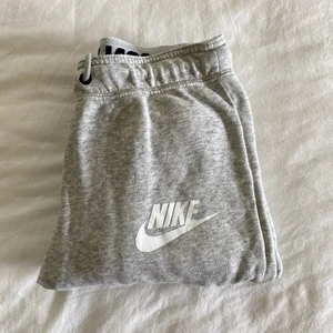 Nike joggingbyxor  - Ett par joggingbyxor/mjukisbyxor ifrån Nike. Byxorna är lite gråmelerade, super snygga!!🤍