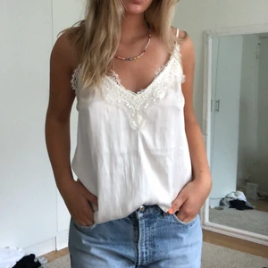 Spetslinne  - Säljer mitt fina spetslinne från HM. Linnet är helt oanvänt och är i bra skick. 😊😇😇 frakt ingår ej i kostanden