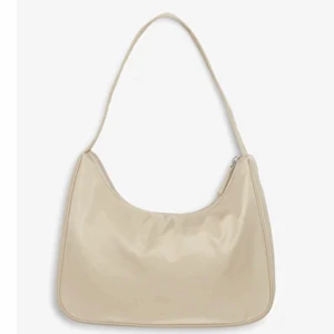 Beige väska  - Superfin beige väska från monki! säljer pga att den aldrig kommer till användning. Nyskick💕