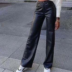 Skinnbyxor - Säljer mina älskade skinnbyxor från HM, använda fåtal gånger är som nya! Storlek 36