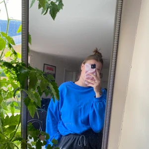 Tröja  - 🦋👕🧢🐬🐟 blå tröja, lite oversized modell, ” ballong ” ärmar, superfin blå färg🦋👕🧢🐬🐟