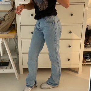 Jeans med slits - Jeans från Pull&Bear med slits! Storlek 40 men sitter bra på mig som annars har 38. Jag är 175 cm lång. 💙